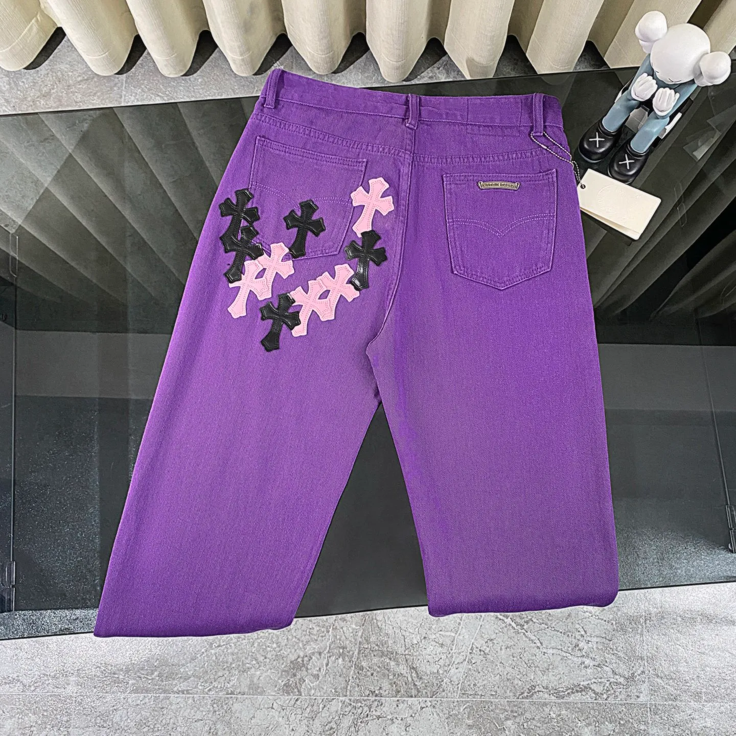 P240 CH Chromehearts 2025 new limited edition black and pink cross leather couple style washed loose purple jeans 💜 Top quality ceiling quality styles with different washed textures, very friendly to people with thin legs and thick legs. The straight and loose version is very flattering to the leg shape. Timeless and moderate length, easy to match with casual, basic styling for various styles, a must-have in the wardrobe! The fabric is stiff but also makes the upper body soft without losing texture. The washing process is even more perfect. It is a must-have item for everyone! ! ! Washed wheat, hang tag, pants label, three labels complete Color: Purple Size: 28, 30, 32, 34